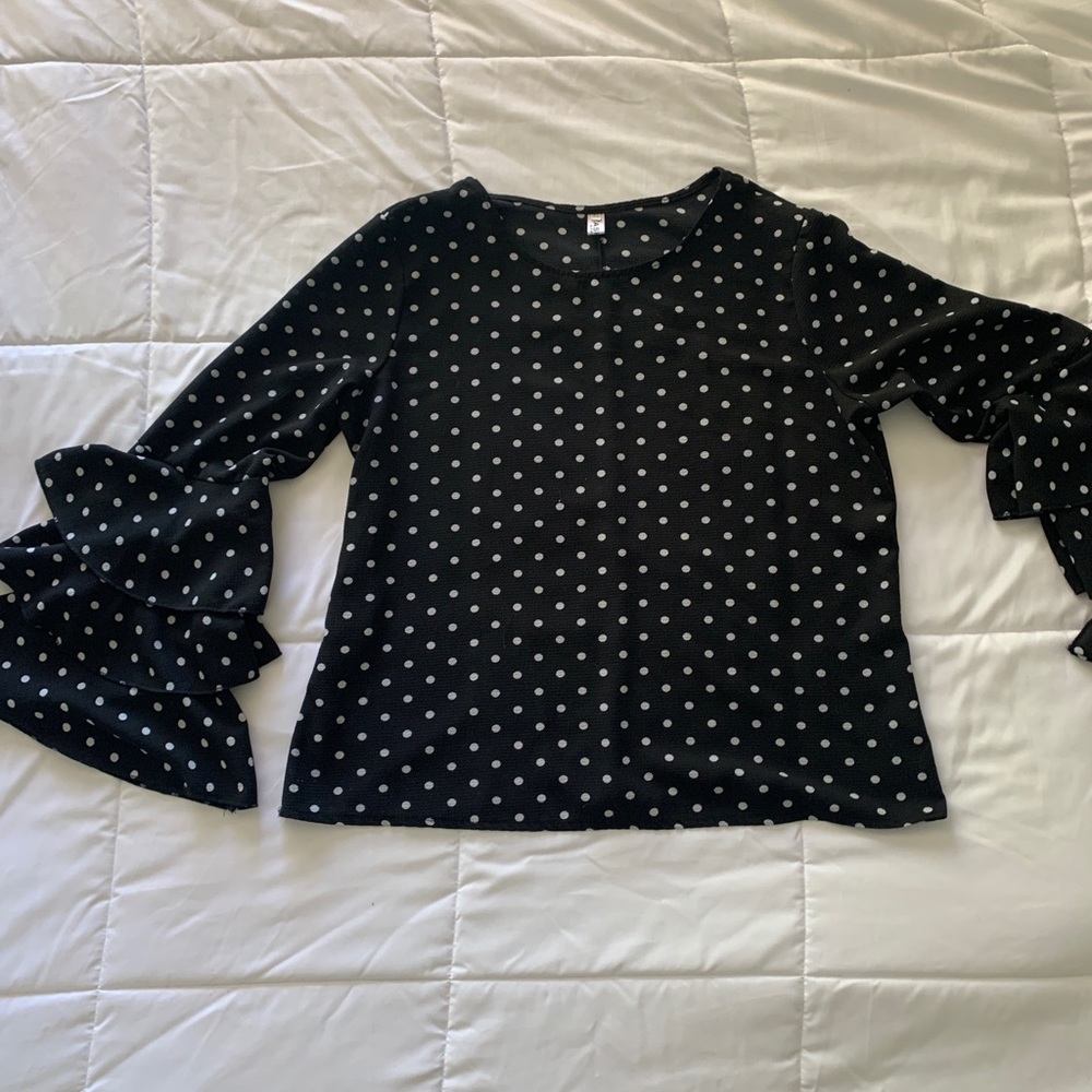 Bell sleeve long sleeve shirt